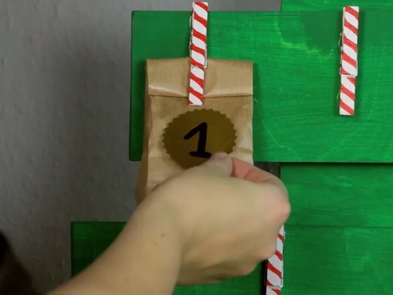 Adventskalender aus Wäscheklammern und Holz basteln.