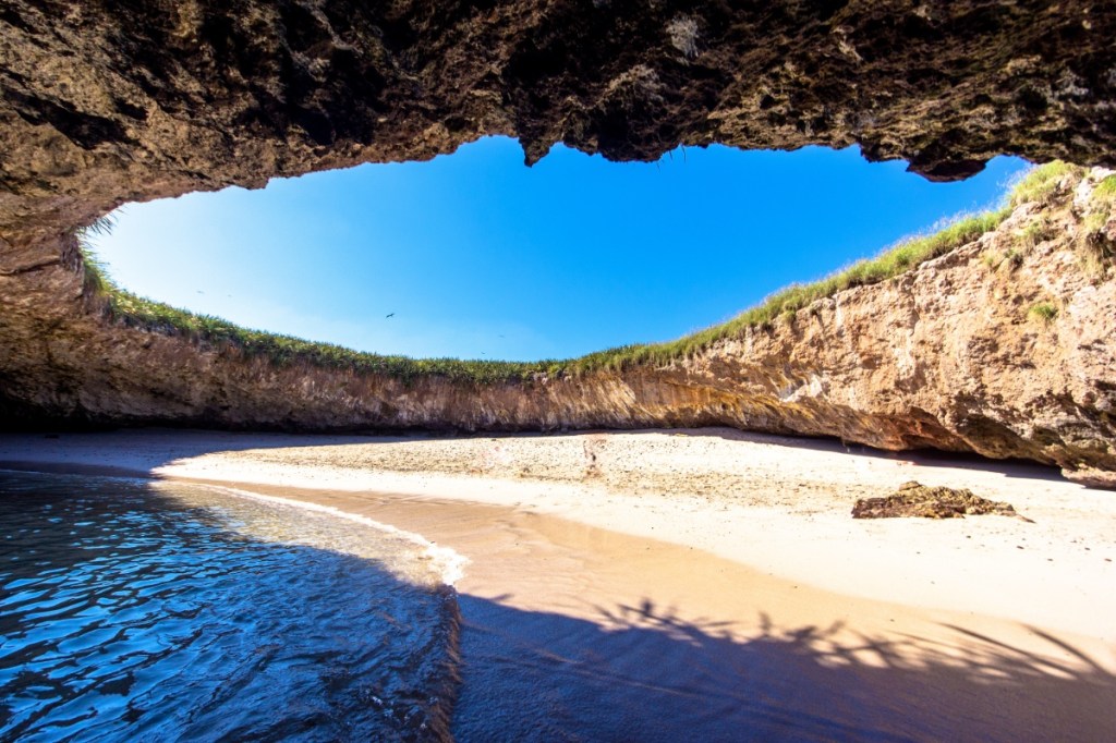 Ein paradiesischer Strand in einer Höhle.