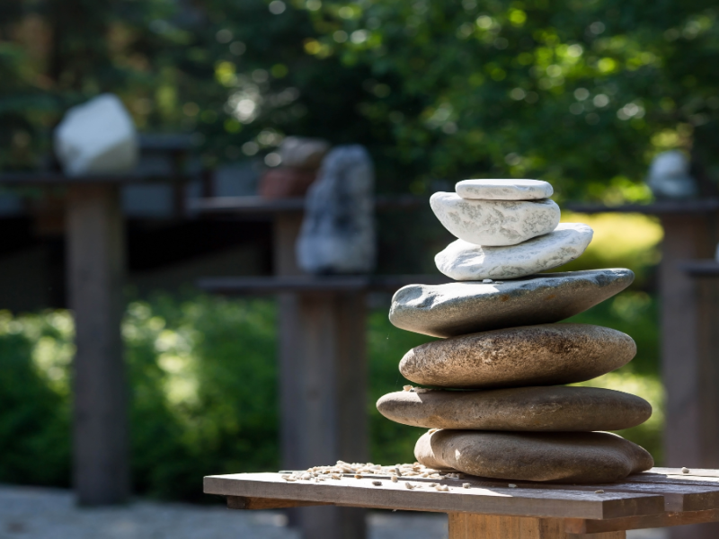 Eine Steinskulptur in einem Garten