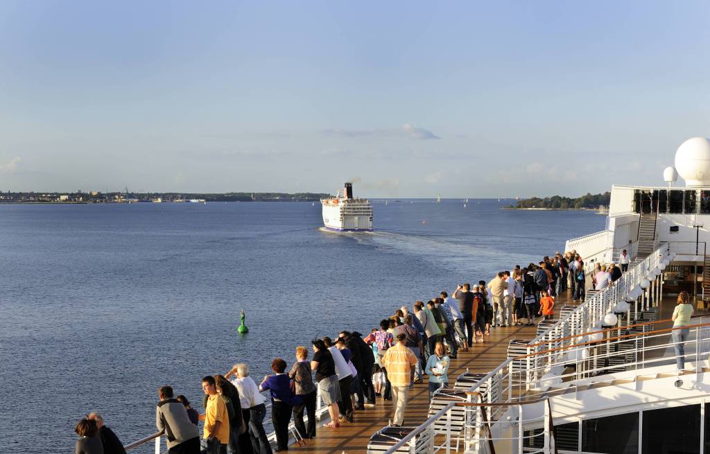 Menschen auf einem Kreuzfahrtschiff.