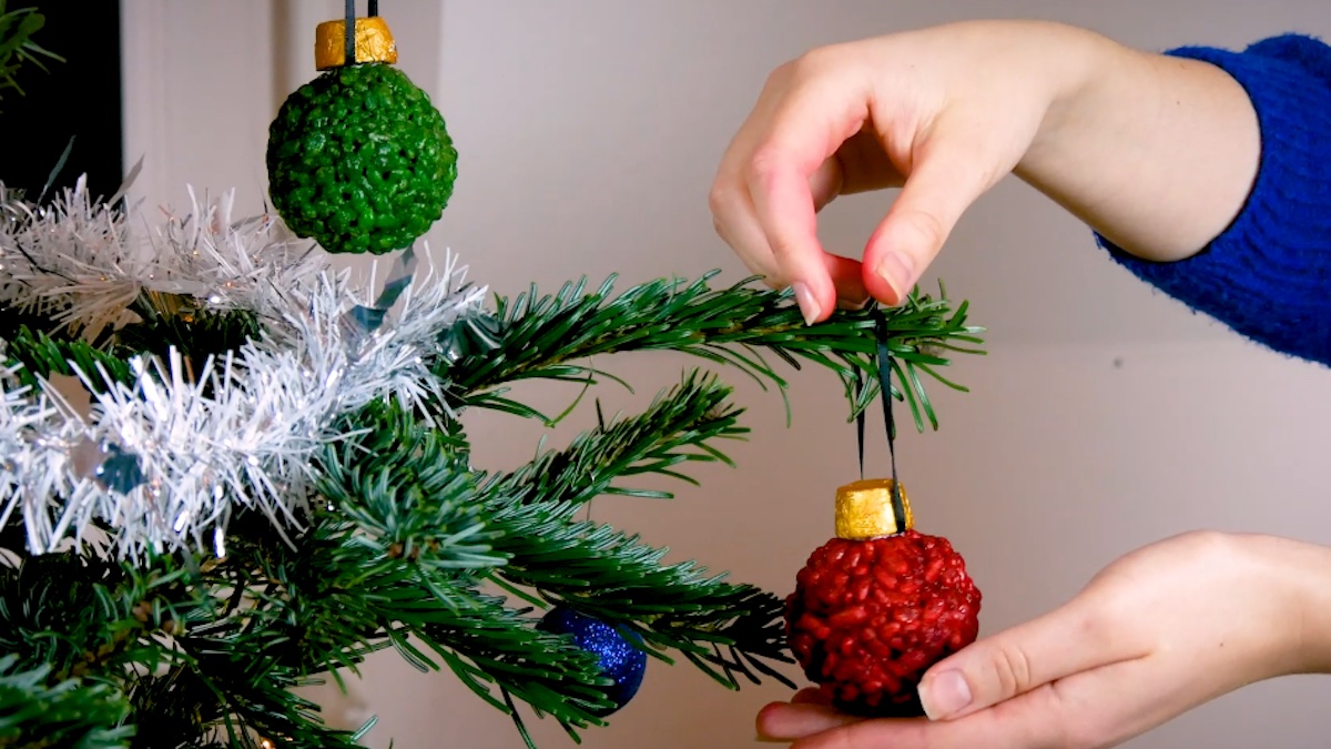 Grüne und rote Kugel an einem Weihnachtsbaum.