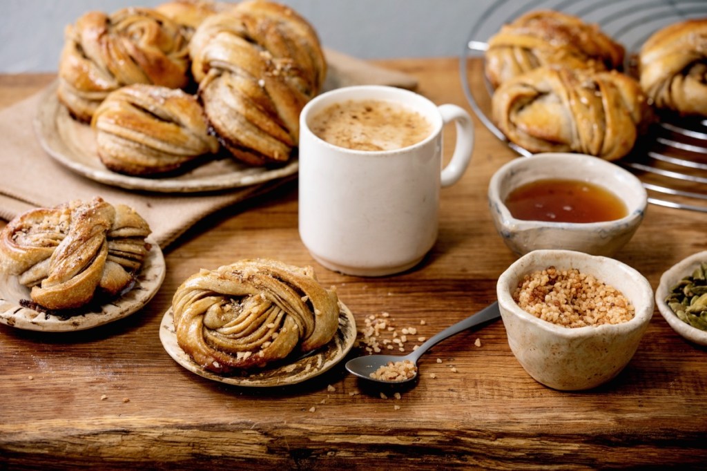 Schwedische Kaffeetafel mit Zimtrollen und Kaffee.