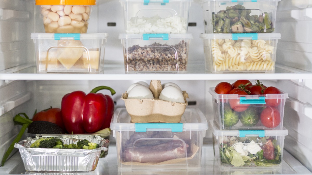 in einem Kühlschrank stehen Vorratssdosen aus Kunststoff
