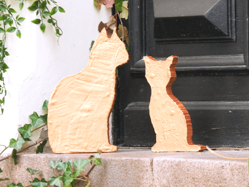 Katzen aus Beton als Deko für den Garten.