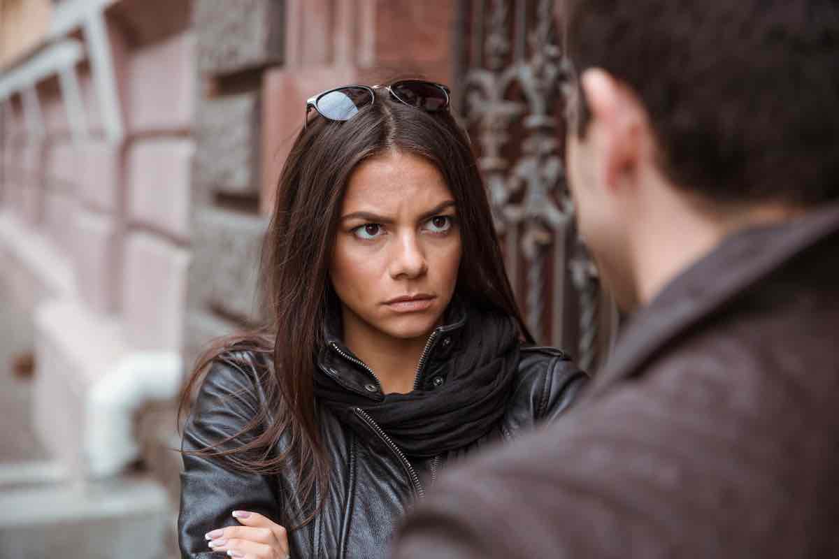 Ein junges Paar streitet sich auf offener Straße.