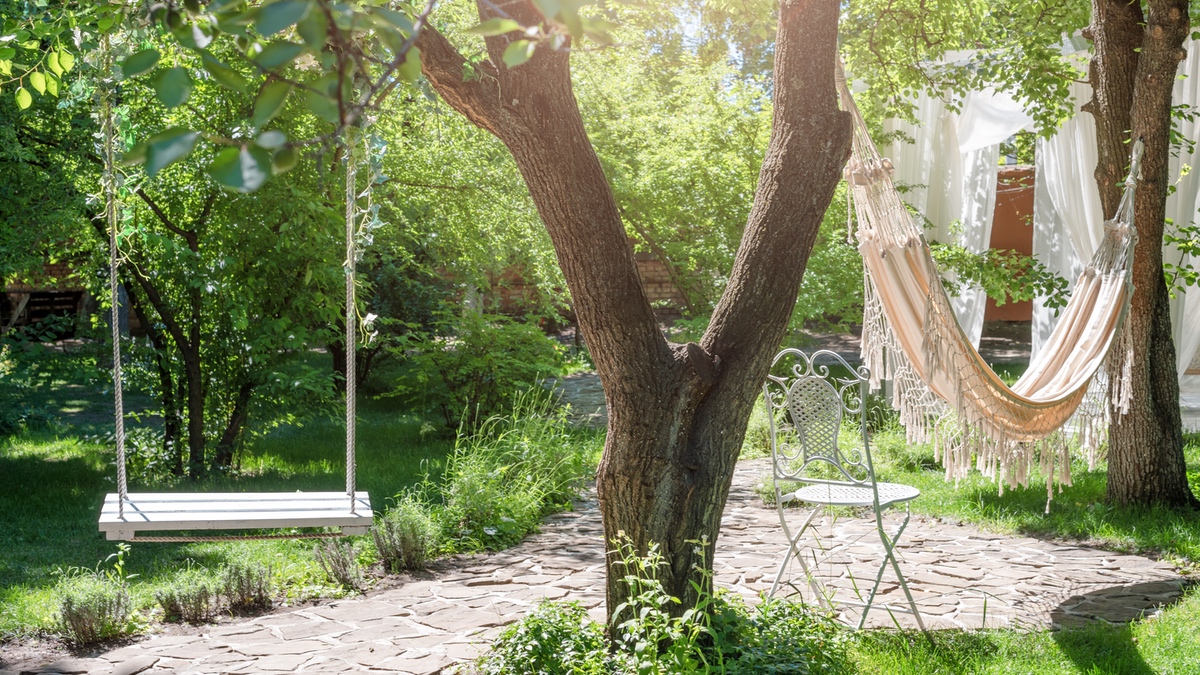 Eine Holzschaukel im Garten.