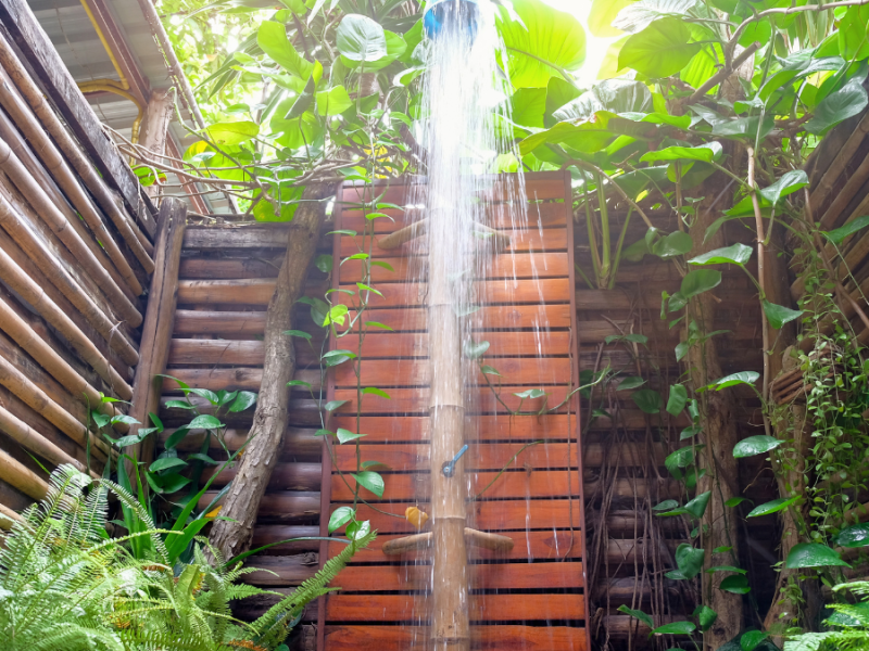 Eine Regendusche im Garten.