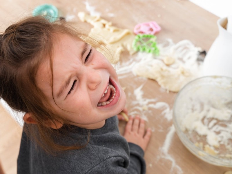 Kleines Mädchen hat Wutanfall in der Küche