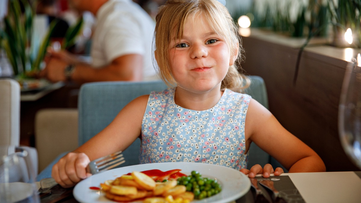 kleines MÃ¤dchen freut sich Ã¼ber einen Besuch im Restaurant