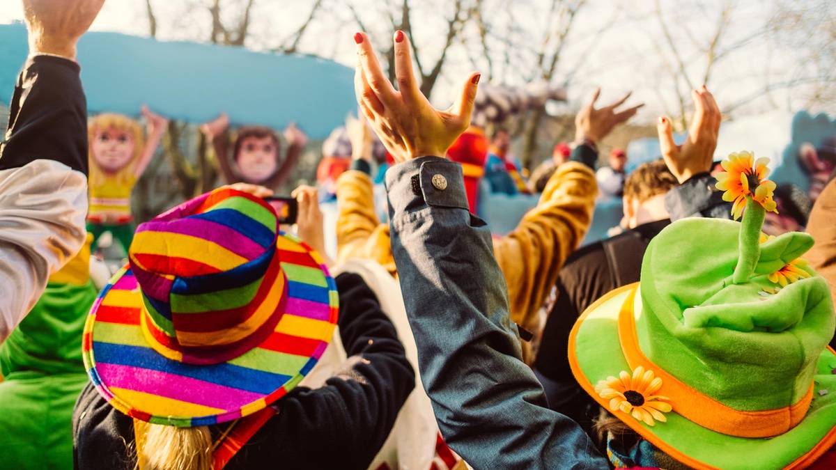 Jecken an Karneval/Menschen bei einem Karnevalsumzug