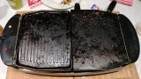Verkrustetes Raclette reinigen.