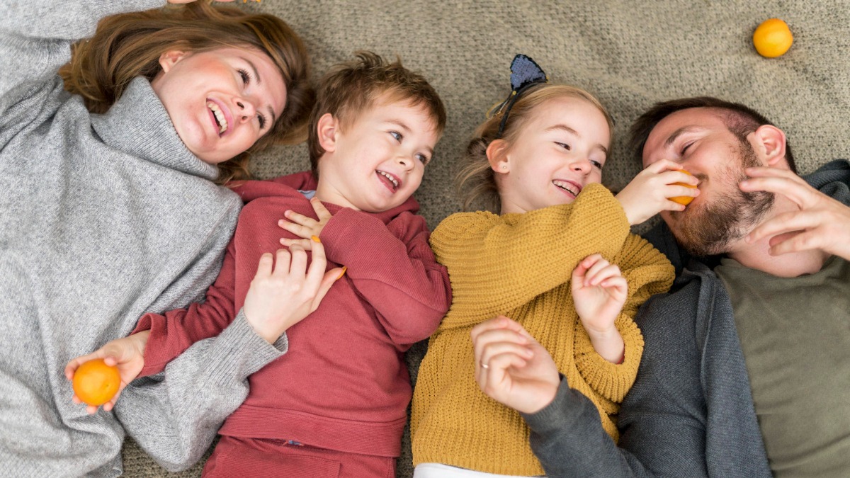 eine glückliche Familie liegt auf dem Boden