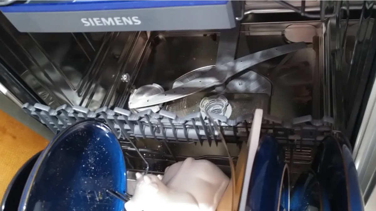 Spülmaschine reinigen Hausmittel: dreckiges Geschirr in einer Spülmaschine