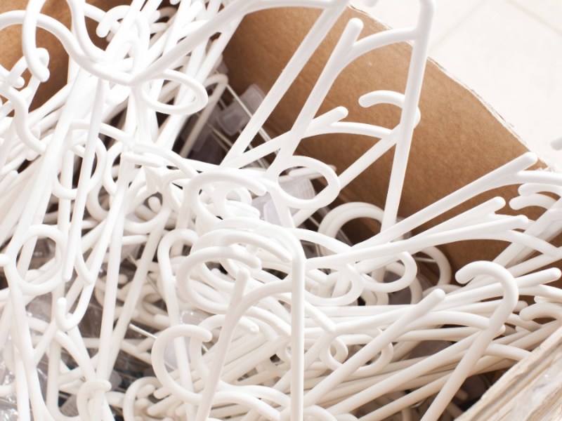 Stapel weißer Plastikbügel
