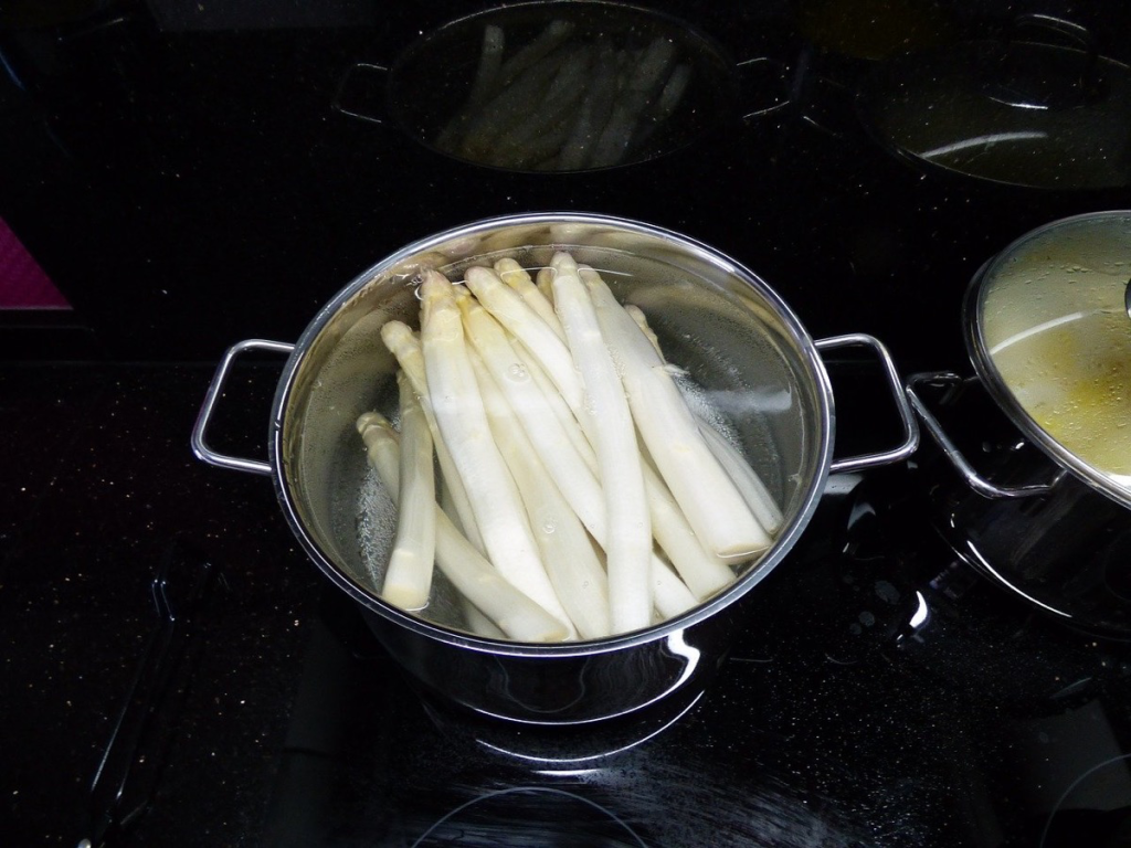 Spargel im Kochtopf.