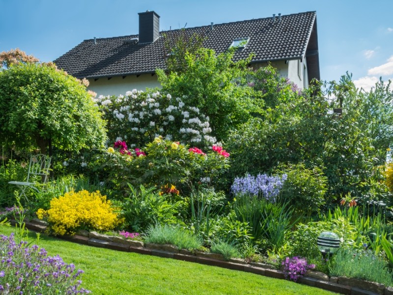 Ein Haus mit Garten in Hanglage.