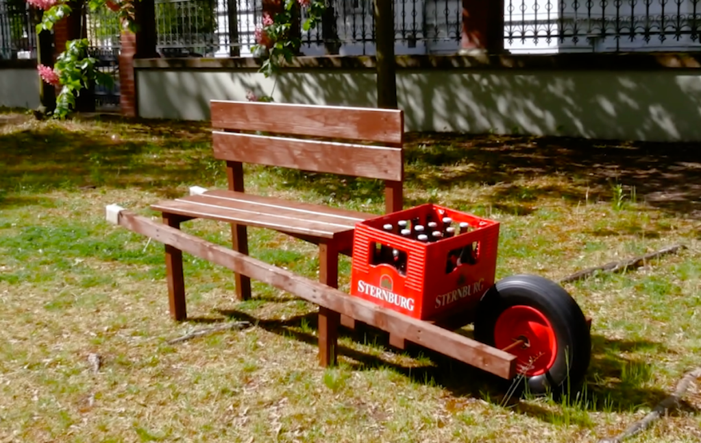 eine mobile Schubkarre mit einem Kasten Bier