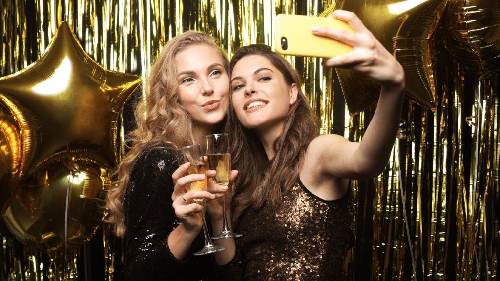 Zwei Frauen auf einer Party machen ein Selfie.