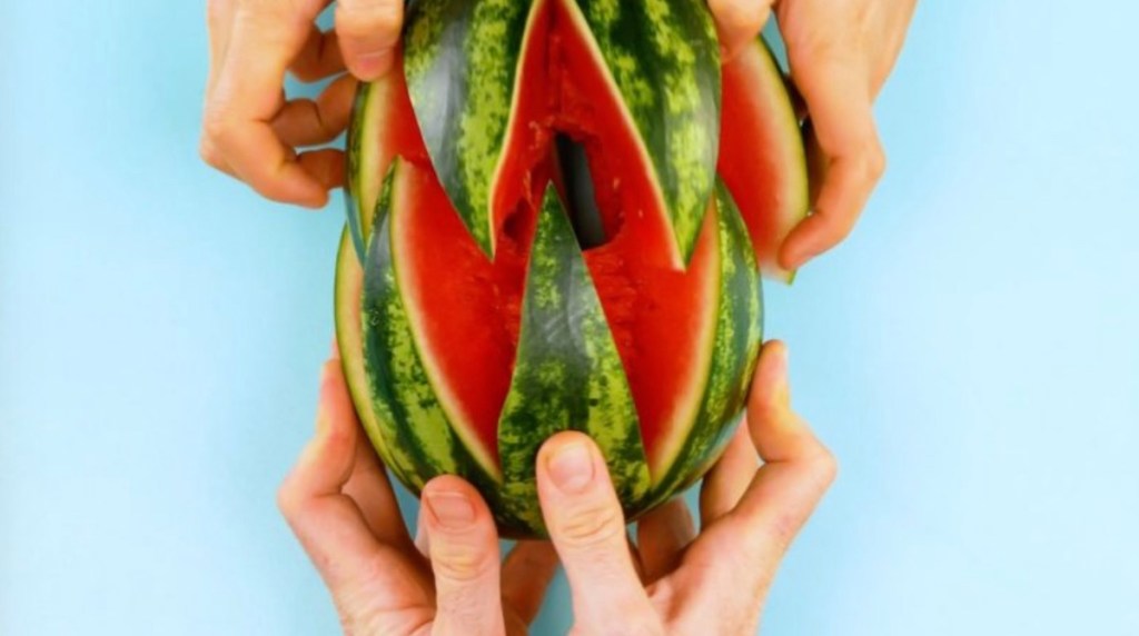 Wassermelone, in Zacken geschnitten.