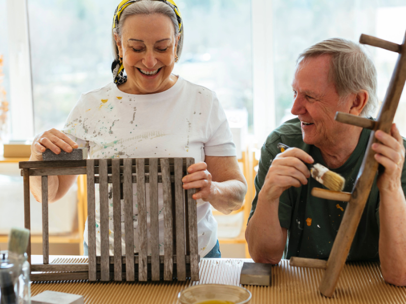 Mann und Frau bauen etwas aus Holz