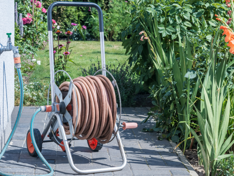 Ein aufgerollter Gartenschlauch