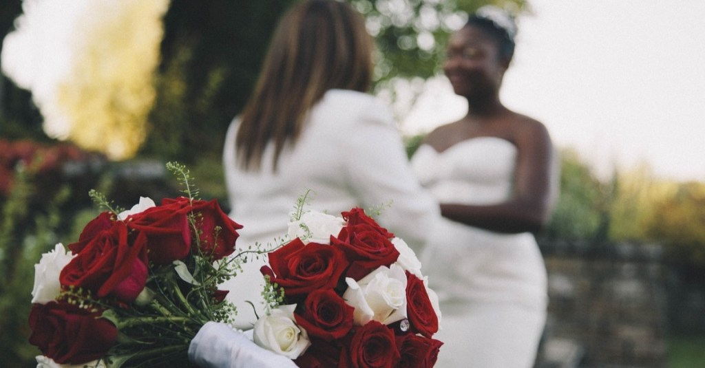 ein gleichgeschlechtliches Paar bei der Hochzeit