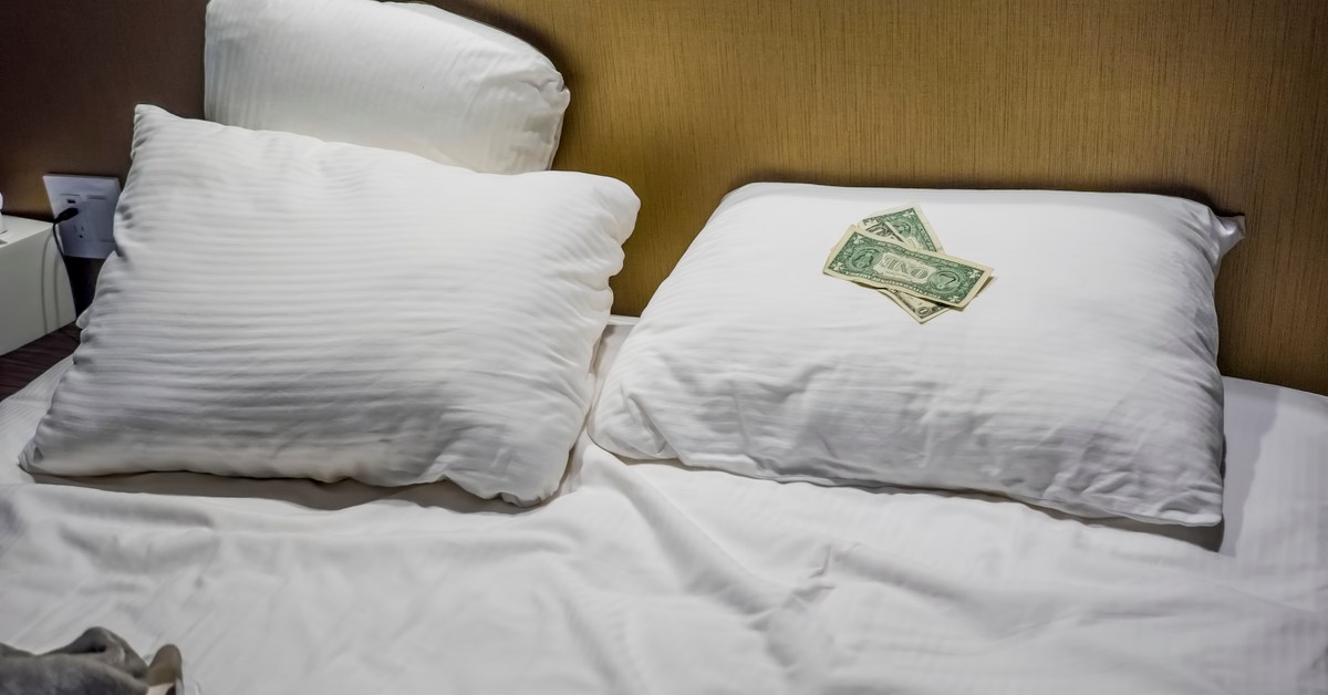 Geld liegt auf einem Hotelbett