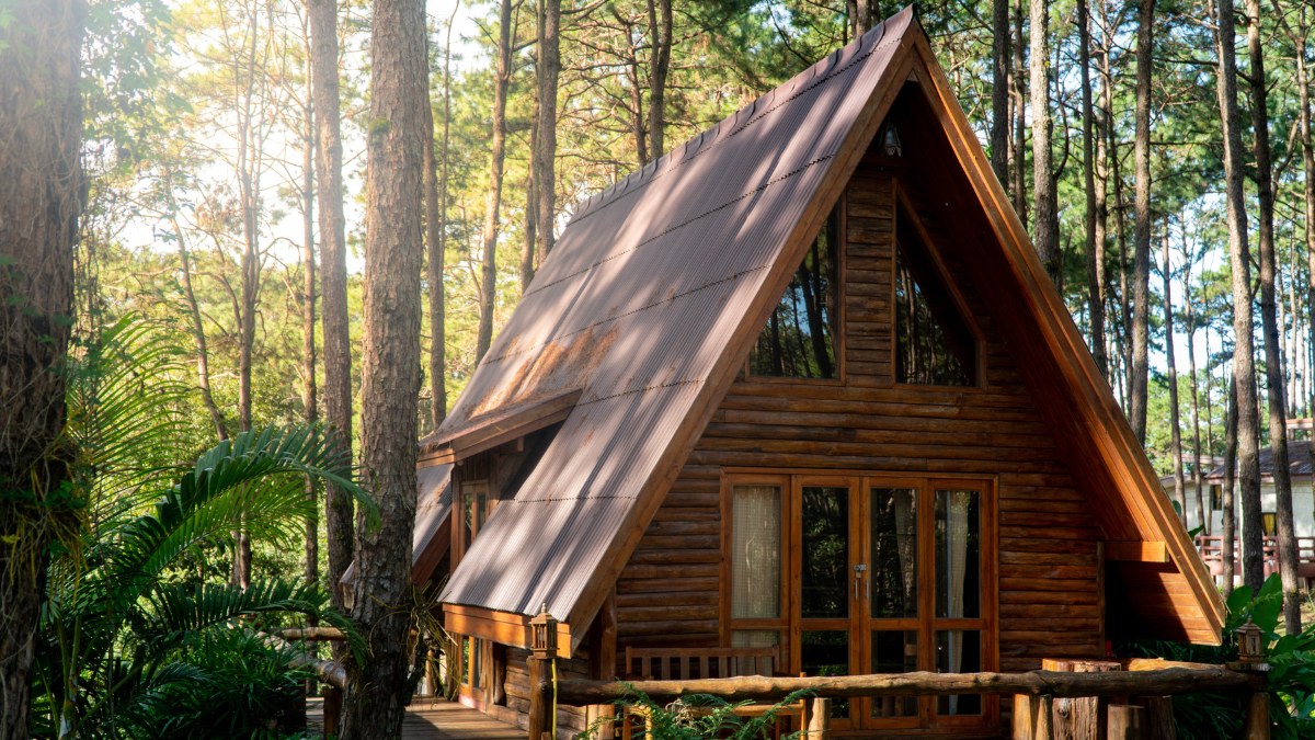 Ein Holzhaus im Wald.