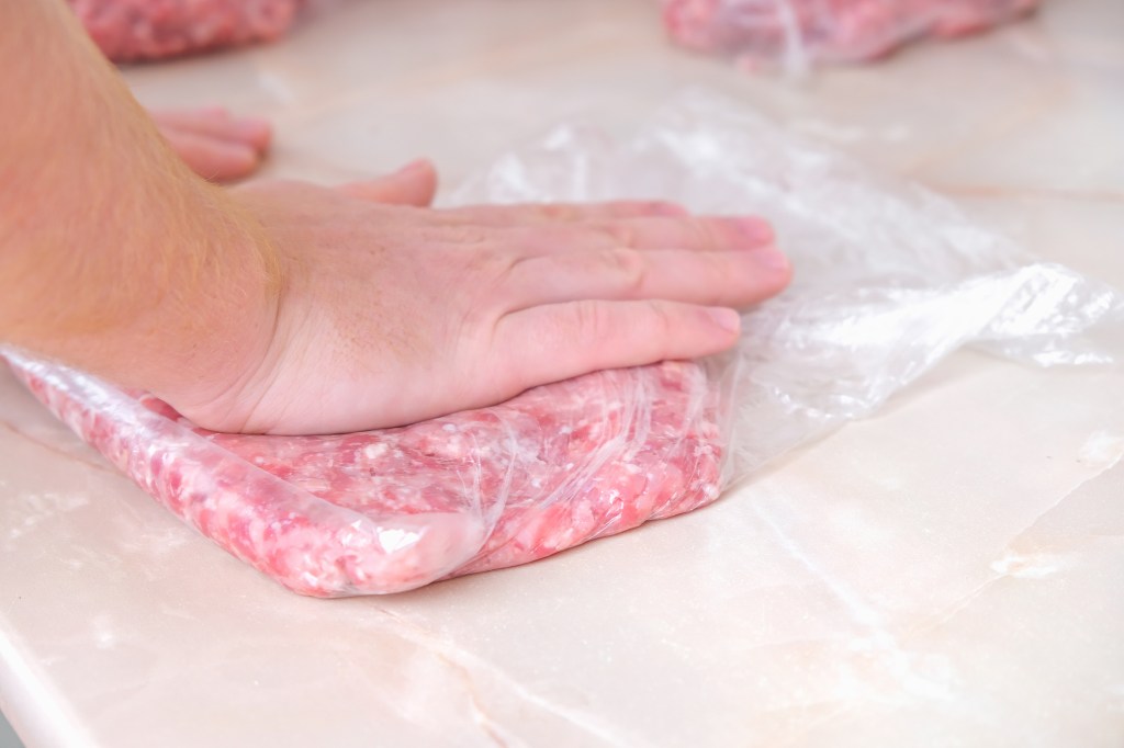 Hackfleisch zum Einfrieren vorbereiten