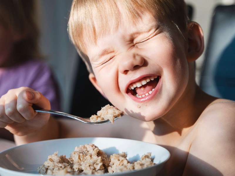 Junge freut sich beim Essen