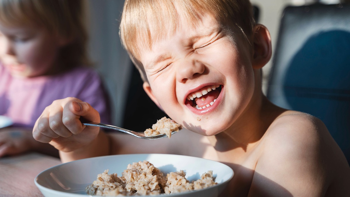 Junge freut sich beim Essen