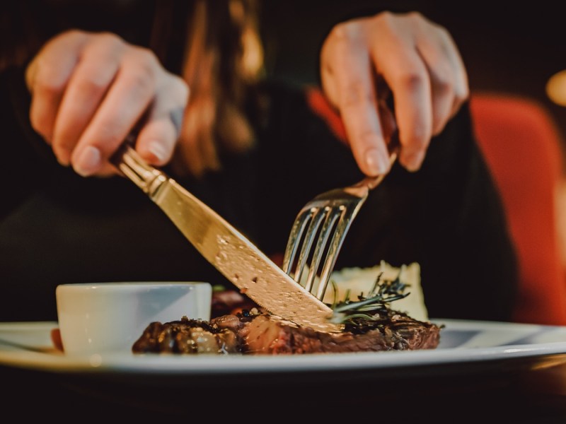 Steak im Restaurant essen.