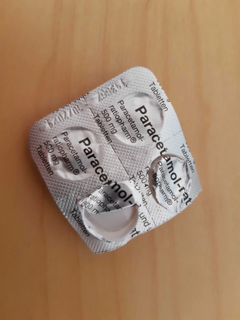 Paracetamol-Tabletten liegen auf einem Tisch.