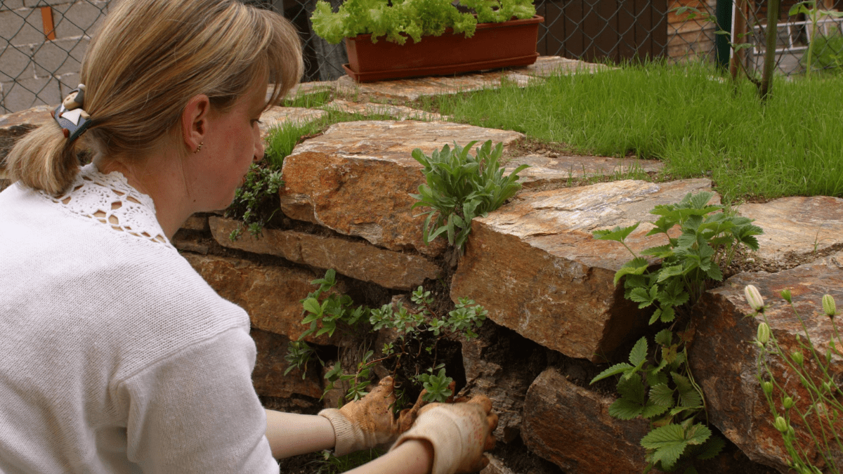 Frau im Garten