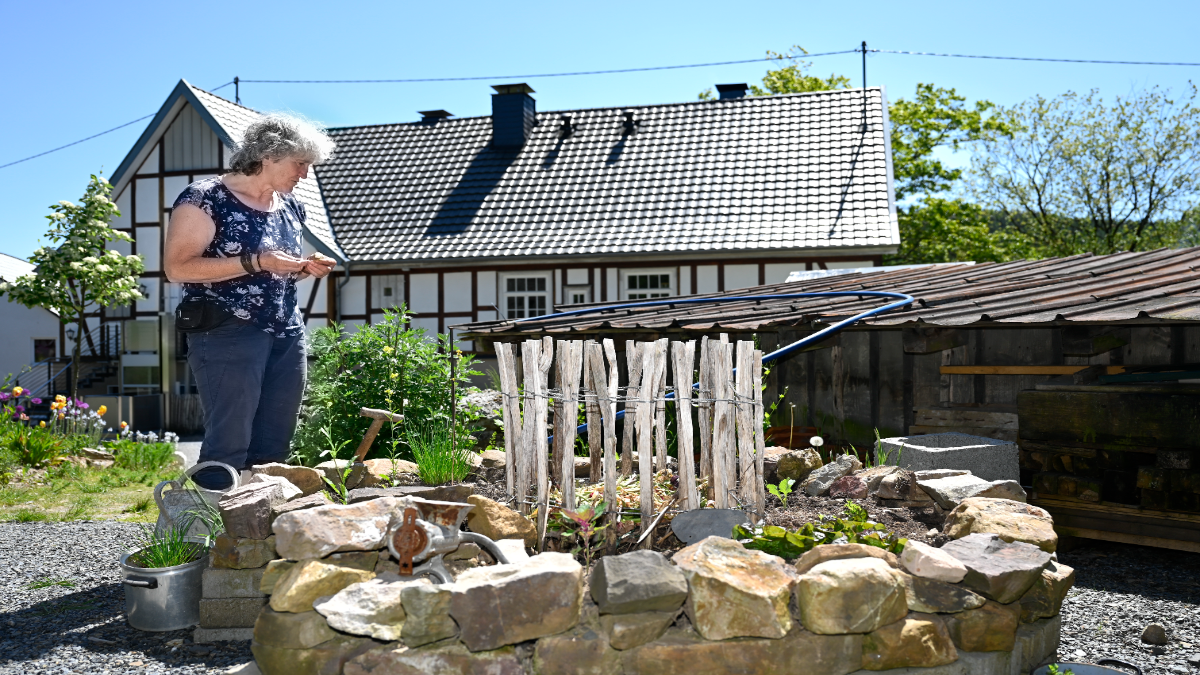 Frau steht vor einem SchlÃ¼ssellochgarten