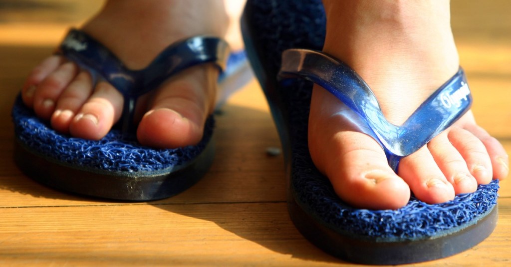 Füße in blauen Flip-Flops.