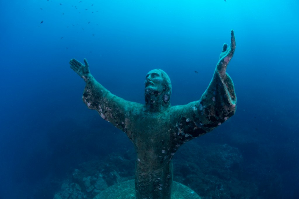 Eine Christus-Statue, unter Wasser fotografiert.