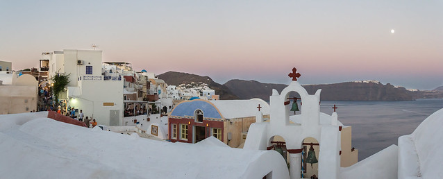 Luna llena sobre Oia, Santorini, Grecia