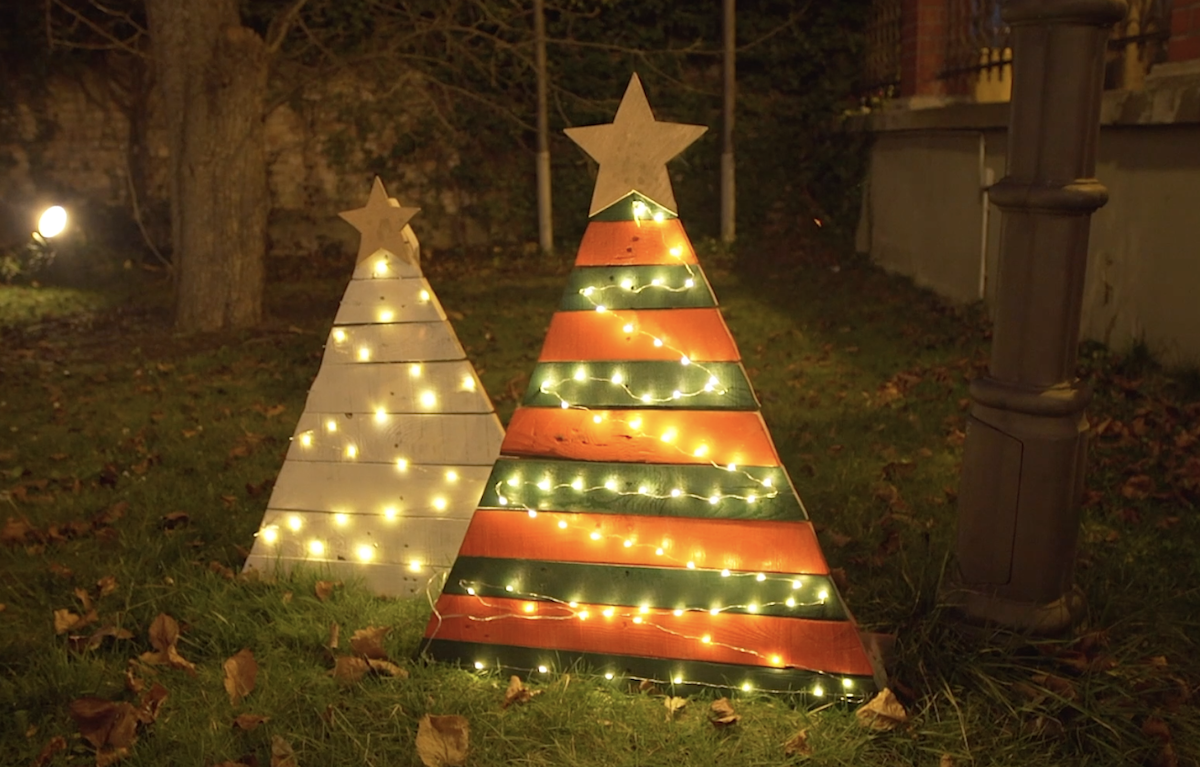 Zwei leuchtende Weihnachtsbäume für draußen 