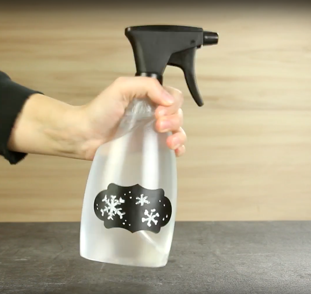 Eine Flasche DIY-Spray zum Enteisen von Scheiben.