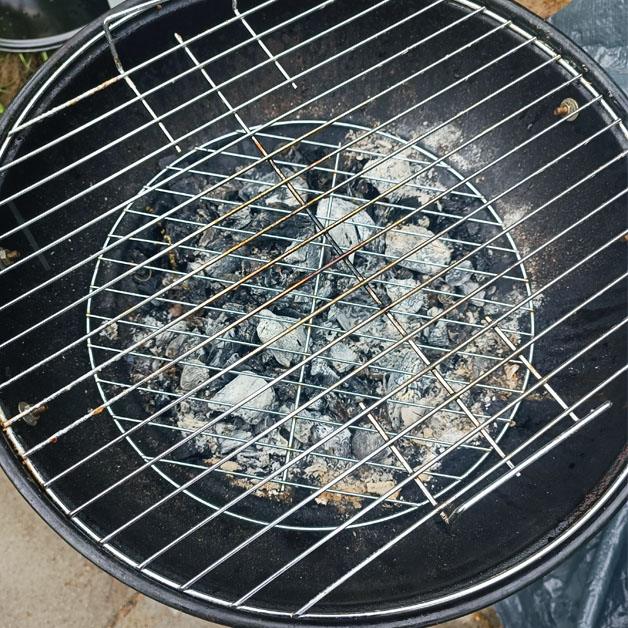 Ein runder Holzkohlegrill.