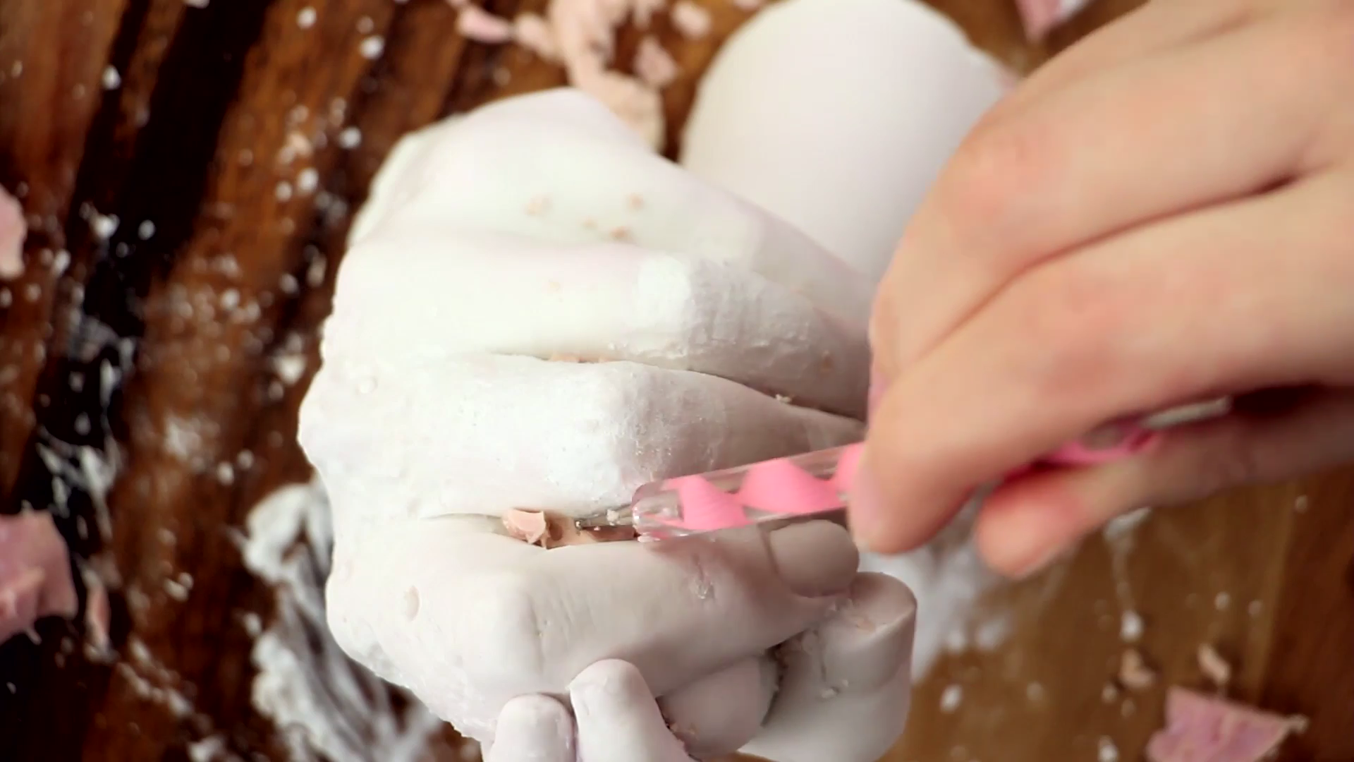 Mit dem Dotting-Pen werden die Reste zwischen den Fingern entfern.