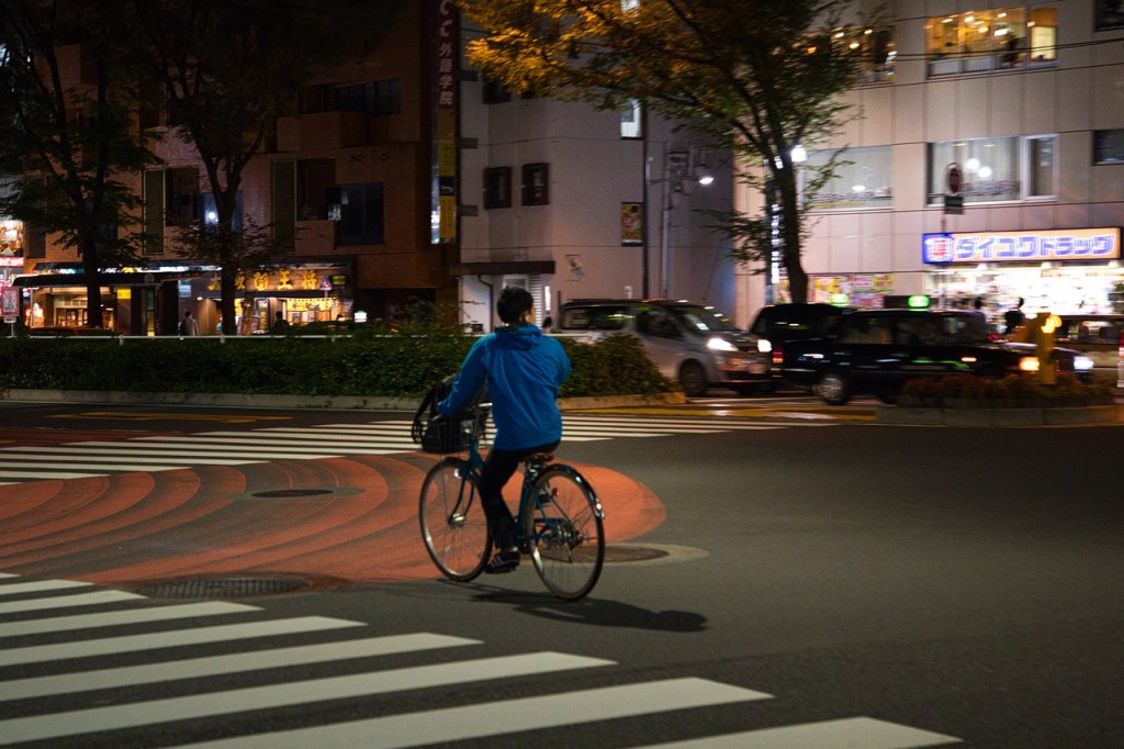 Ein Radfahrer neben einem Zebrastreifen.