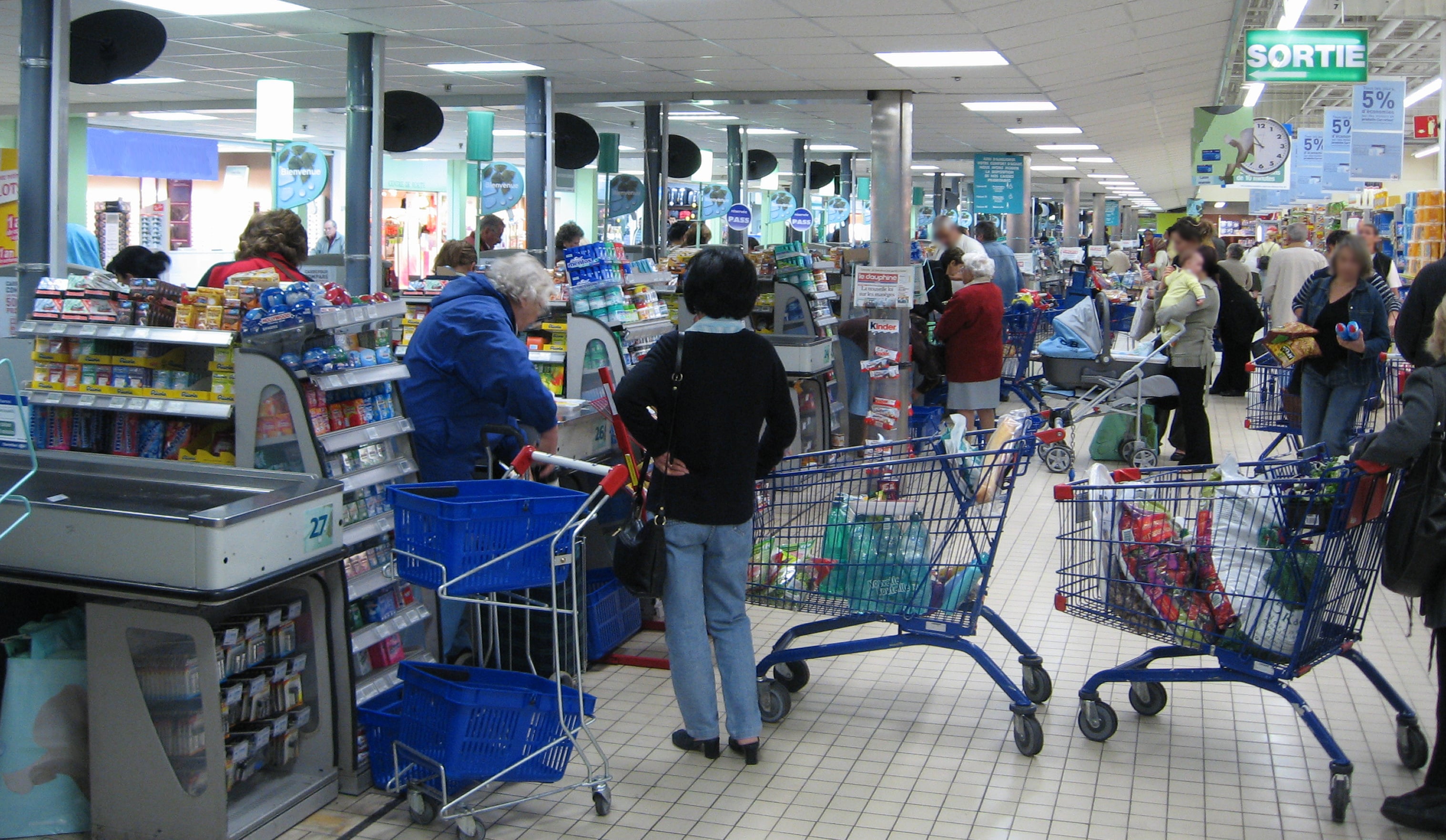 Menschen im Supermarkt