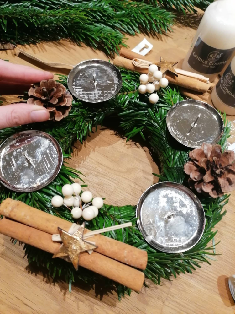 Adventskranz binden und dekorieren: Mit dieser Schritt-für-Schritt-Anleitung gelingt es schnell und einfach.