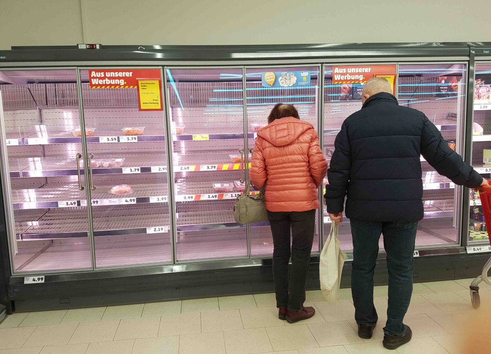 Leere Regale im Supermarkt. Aus diesem Grund sind manche Produkte in den SupermÃ¤rkten aktuell nicht erhÃ¤ltlich.