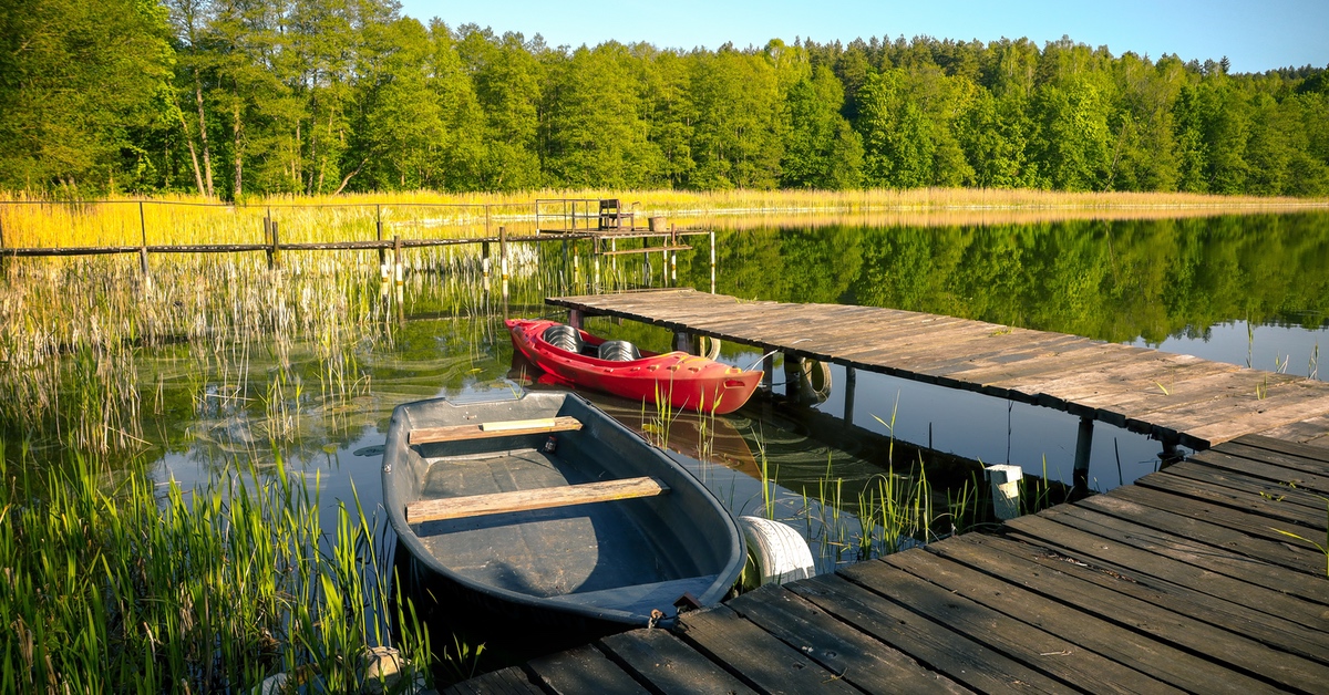 Eine Seenplatte mit Wäldern.