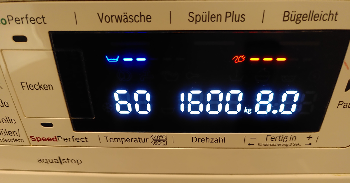 Die digitale Anzeige einer Waschmaschine zeigt eine Waschtemperatur von 60 °C.