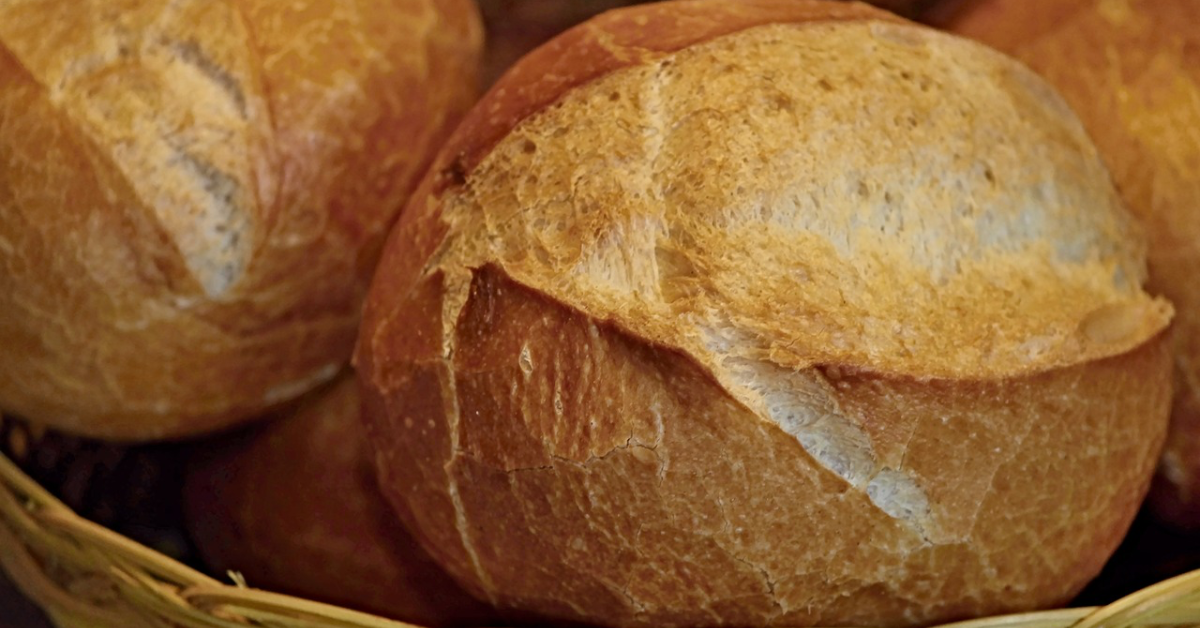 Ein Korb mit frisch aufgebackenen Brötchen.