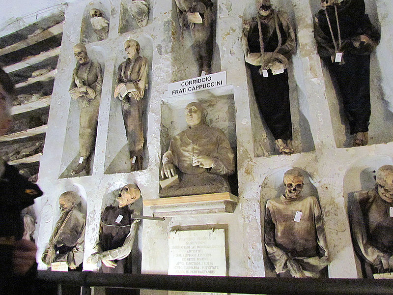 Catacombe dei Cappuccini. Dieser gruslige Ort ist ein beliebtes Reiseziel.